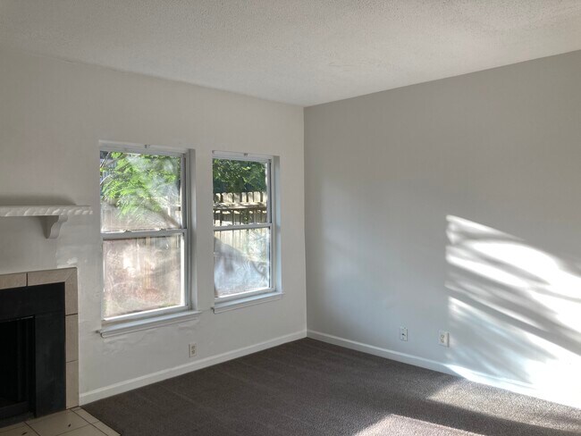 living Room - 2022 Oak Park Ln