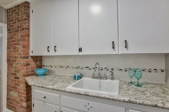 Building Photo - 910 Hillcrest Apartments