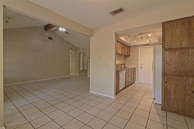 Building Photo - 914 Garden Meadow Dr