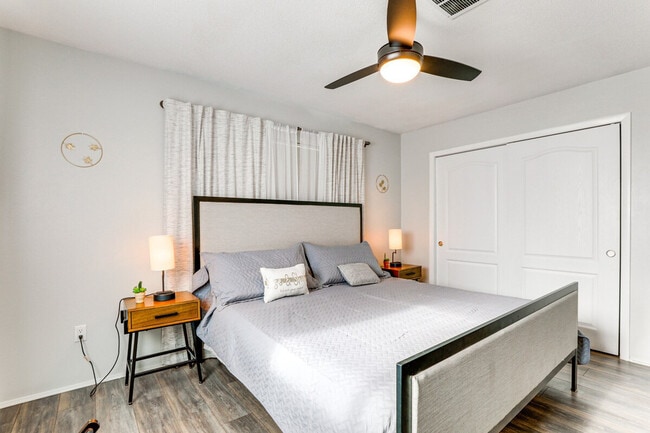 Building Photo - 3310 Siesta Dr