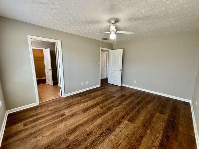 Building Photo - 500 Dove Way