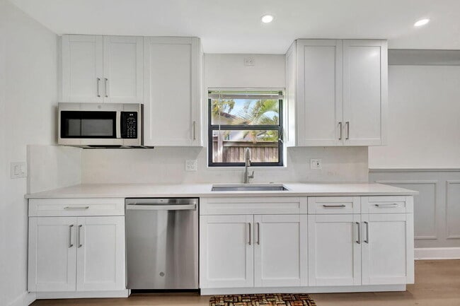 Building Photo - 400 Venice Dr