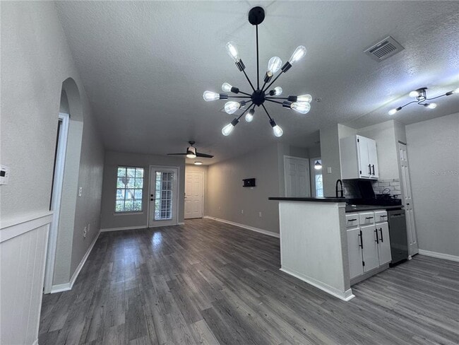 Building Photo - 8932 Manor Loop