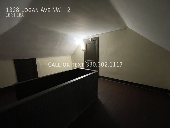 Building Photo - One bedrooms one bathroom 2nd level apartm...