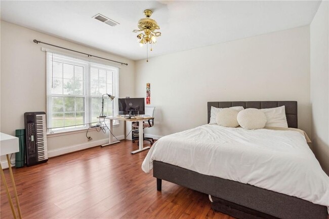 Building Photo - 102 Holcomb Ferry Rd