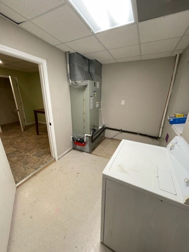 Building Photo - 3bedroom/1 bath apartment -upstairs above ...
