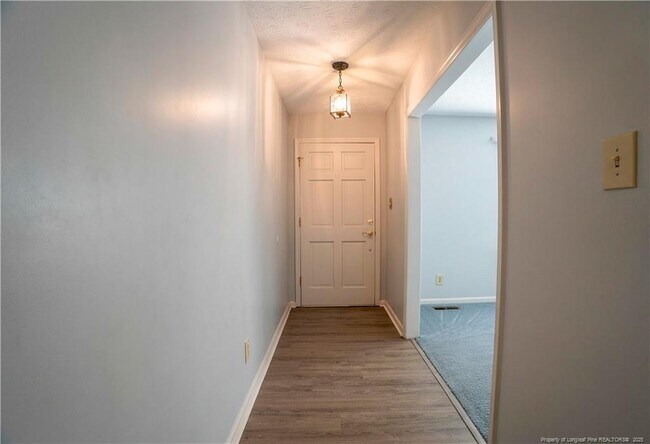 Building Photo - 1733 Daisy Ln