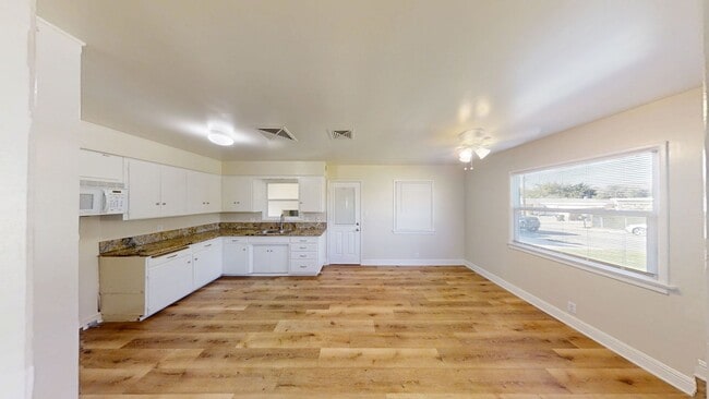 Building Photo - 3 bed 1.5 bath house + Studio Apt