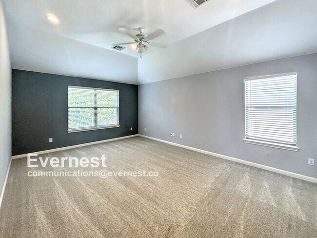 Building Photo - 4-Bedroom Home with Modern Amenities and C...