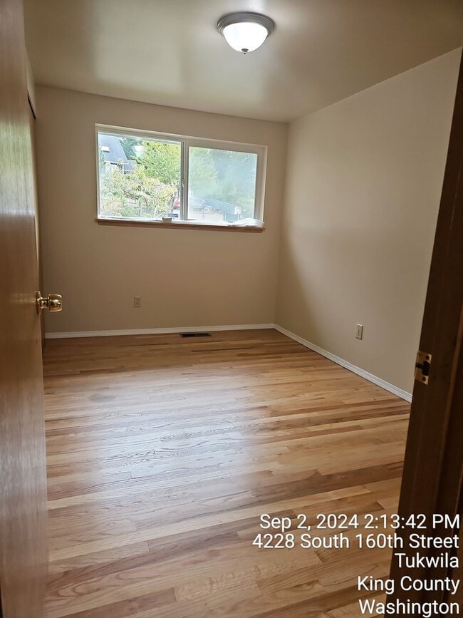 Building Photo - Tukwila/SeaTac daylight rambler - large home for rent - 4 bedrooms 2 bathrooms with 2 kitchens - ...