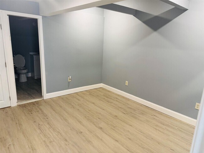Building Photo - 302 S Mountain Rd