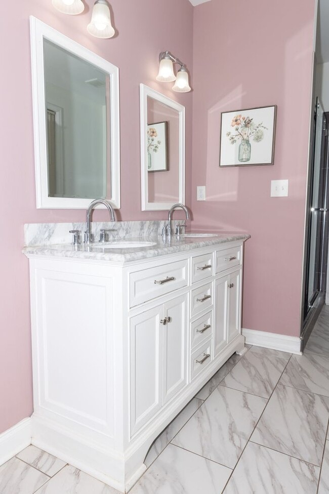 Building Photo - Spacious 4/3.5 w/ Master on Main and Fully...