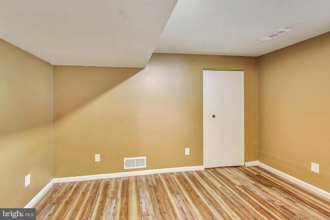Building Photo - 412 Walnut Dr