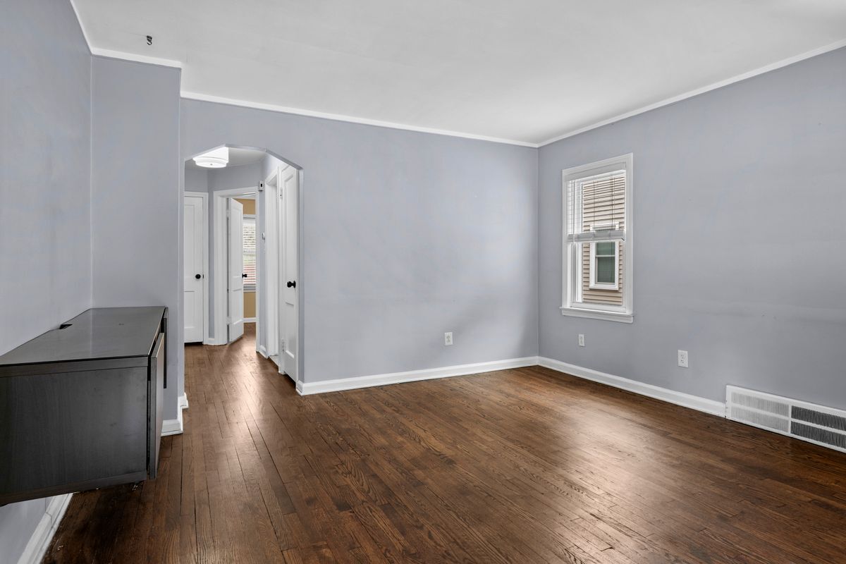 Building Photo - 825 N Edison Ave