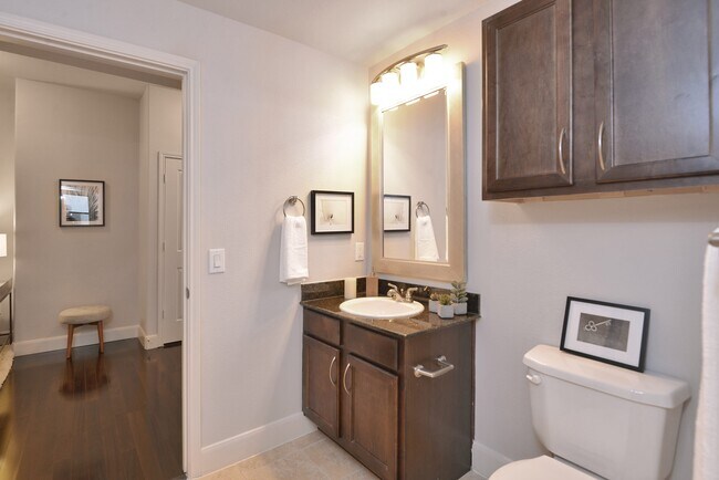 Building Photo - Chic 1-Bed Retreat | 1 Month Free!
