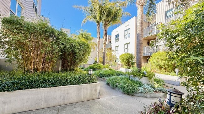 Building Photo - 1BR + Den / 1BA with Private Patio + Parking!