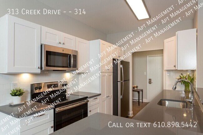 Building Photo - 313 Creek Dr