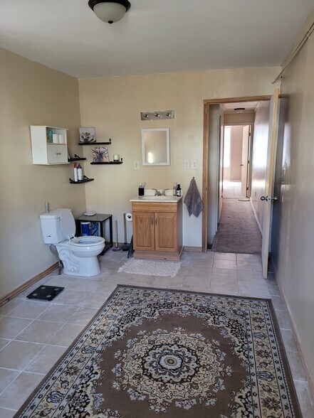 View of the rest of the bathroom - 1253 W Arch St