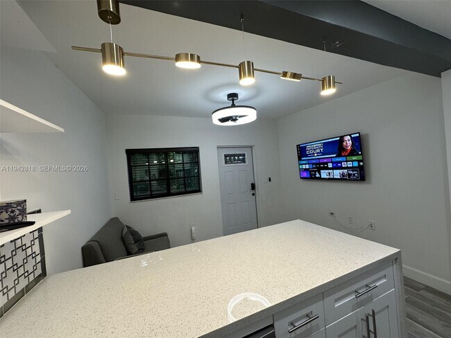 Building Photo - 914 Madrid St