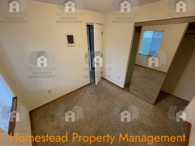 Building Photo - Explore the potential of this beautiful home!