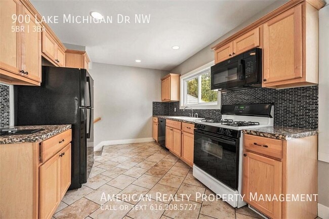 Building Photo - 900 Lake Michigan Dr NW