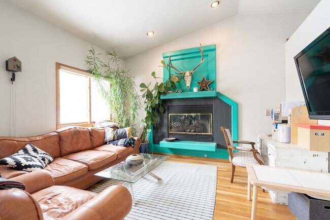 Building Photo - Beautiful and spacious 5 bedroom home located near Long Pond Reservoir in NE Fort Collins