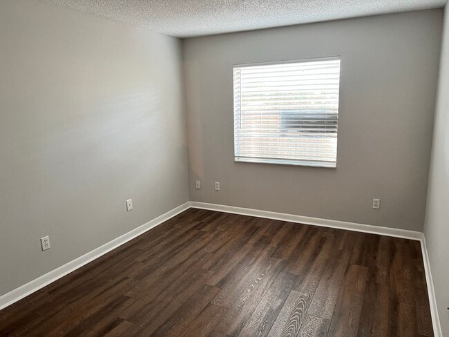 Building Photo - 2411 W Stroud Ave