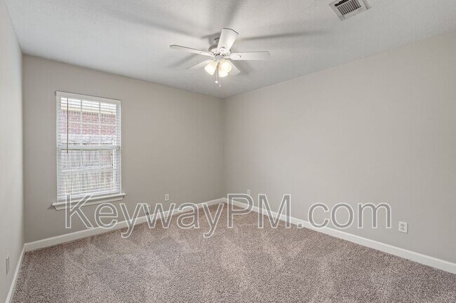 Building Photo - 633 Ventana Dr
