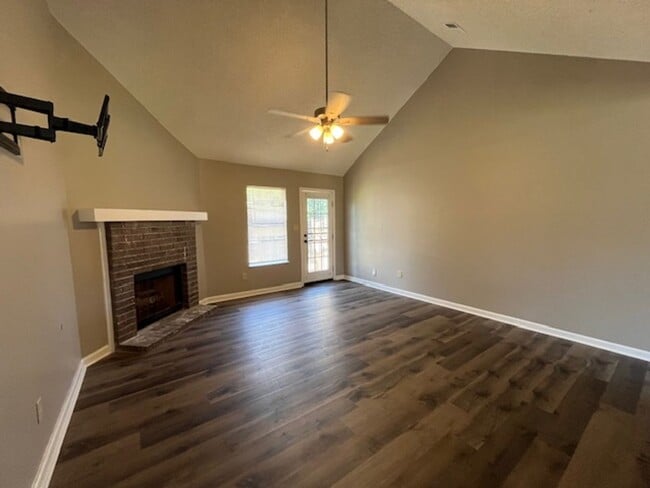 Building Photo - Completely Renovated 3 Bedroom 2 Bath Home...