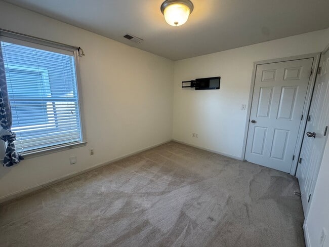 Building Photo - 1343 Island Pl E
