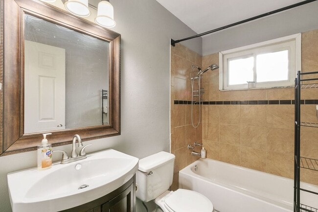 Building Photo - Charming 3 Bedroom, 2 Bathroom Home in Windsor!