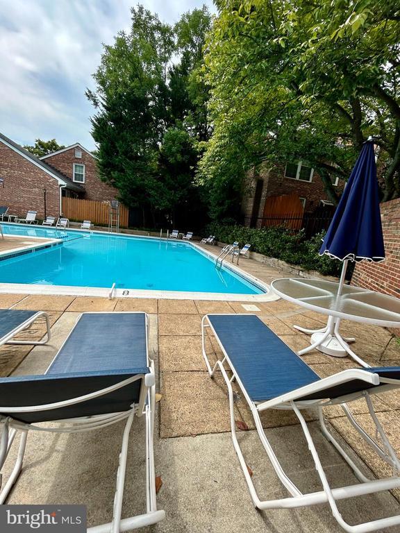 Building Photo - 2514 S Walter Reed Dr