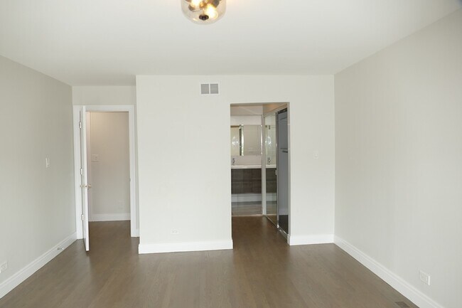 Building Photo - 19w286 Governors Trail