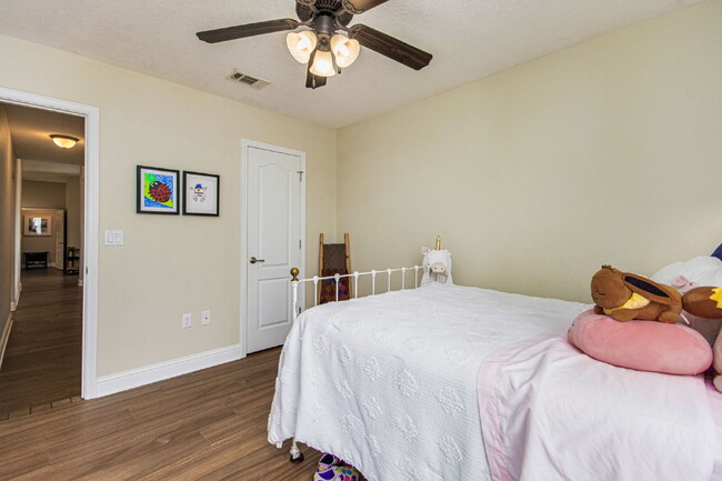 Building Photo - 5 Bed House convenient to Navarre and Hurl...