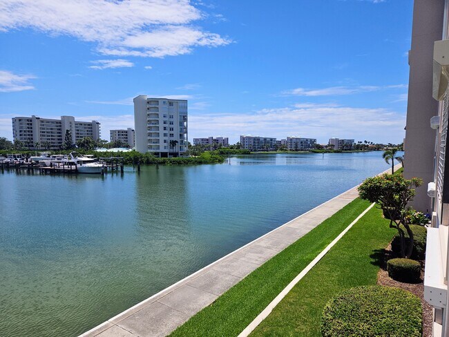 Building Photo - 7600 Sun Island Dr S