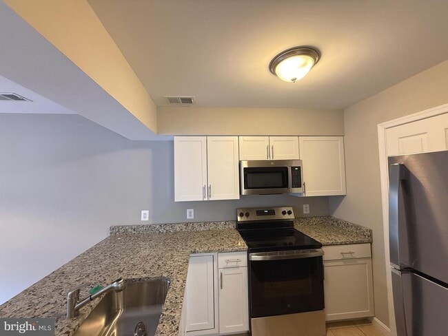 Building Photo - 46359 Columbus Dr