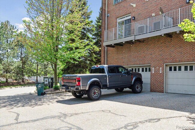 Building Photo - 537 Lewis St