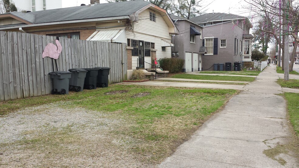 front yard/parking - 630 N 6th St