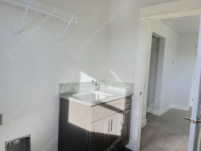 Building Photo - 4BR SE Bend home in great neighborhood wit...