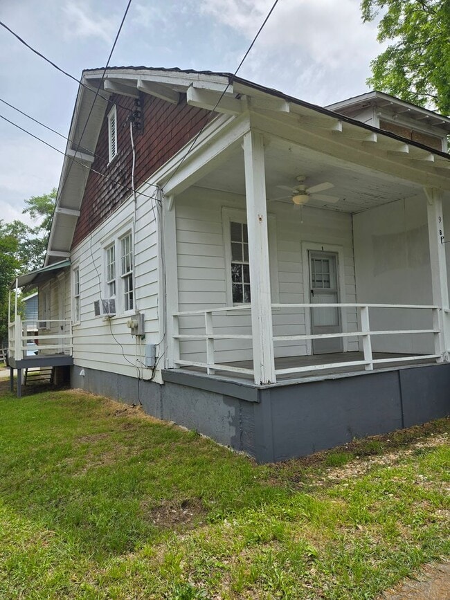 Building Photo - FOR RENT with a Riverview!