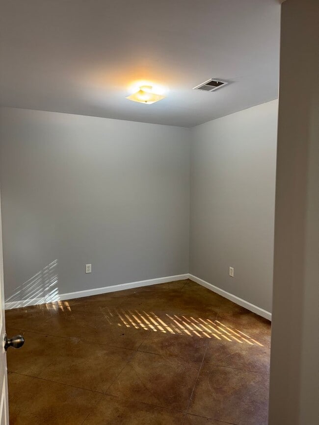 Building Photo - 411 Bruce St