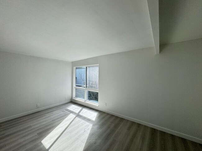 Building Photo - 3710 26th Pl W