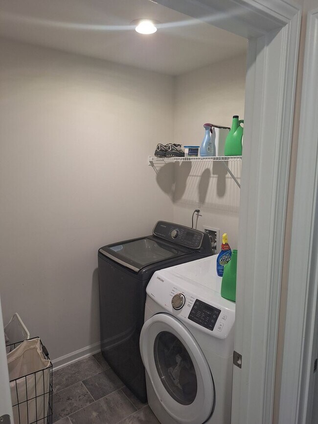 Building Photo - **HURRY!!! REDUCED RENT IF MOVED IN BY NOV...