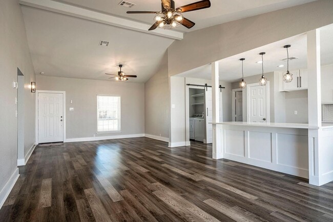 Building Photo - 3-2-2 Beauty Grand Prairie