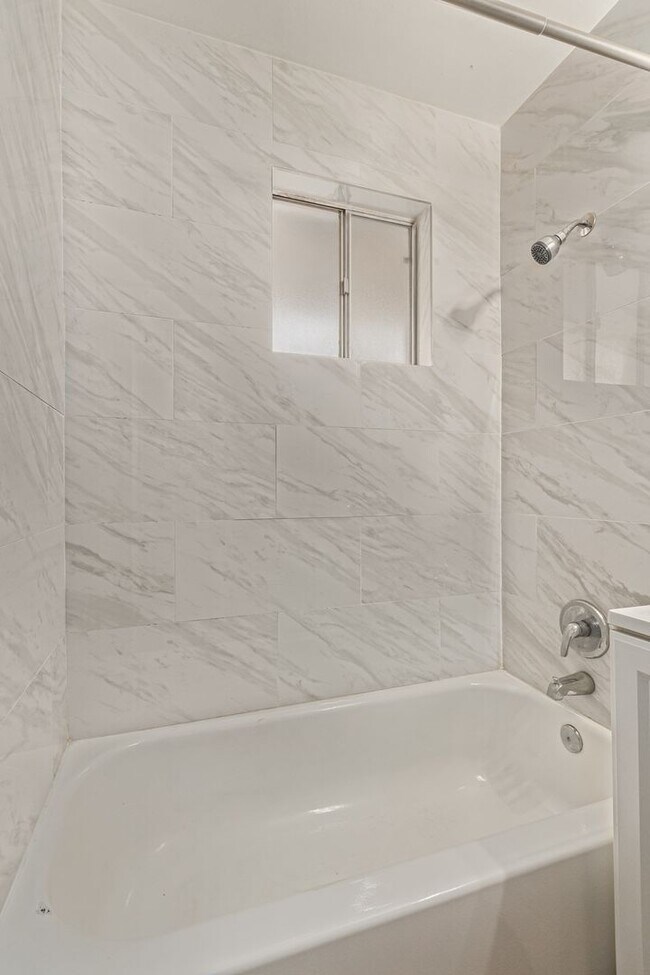 Building Photo - 1 Bed | 1 Bath -  Central Tempe Courtyard Style Unit