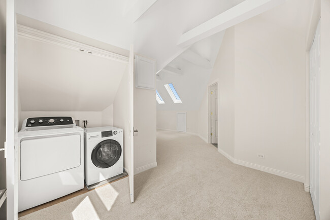 Building Photo - 5632 S Natoma Ave