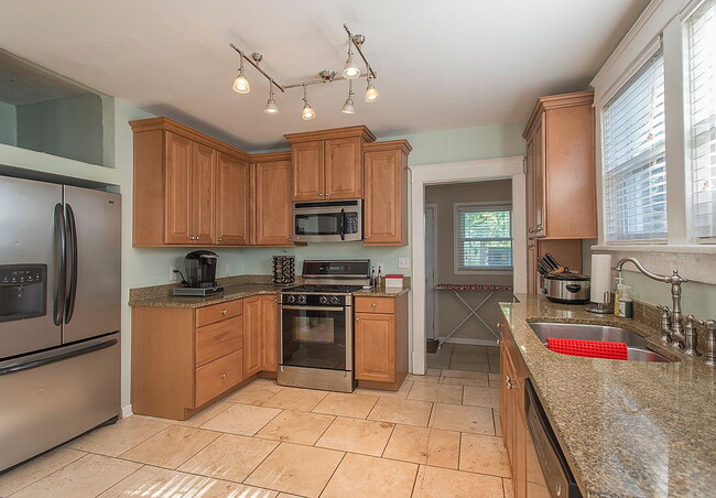 Building Photo - "Charming Nashville Retreat: Spacious 2-Be...