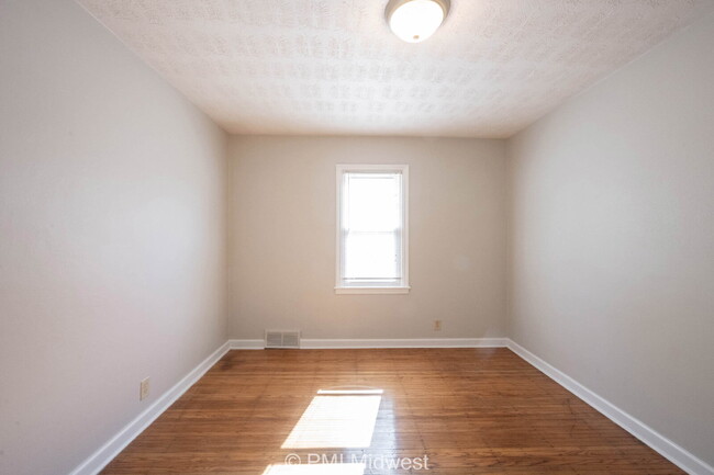 Building Photo - "Charming 2-Bedroom Retreat in Indianapoli...