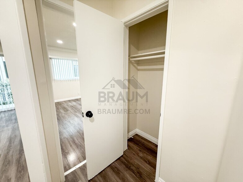 Building Photo - 5917 Laurel Canyon Blvd