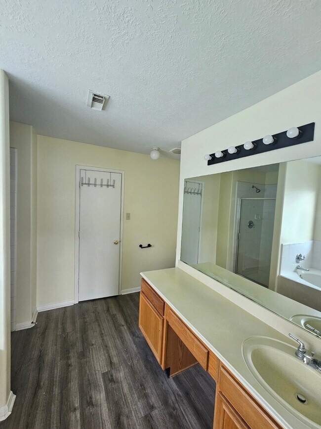 Building Photo - 12306 Scarlet River Dr